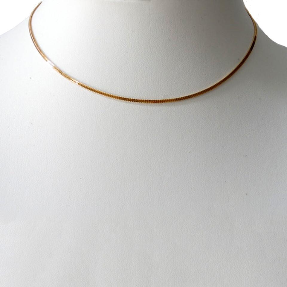 1.6 mm flat foxtail chain in 18K yellow gold on a prop neck