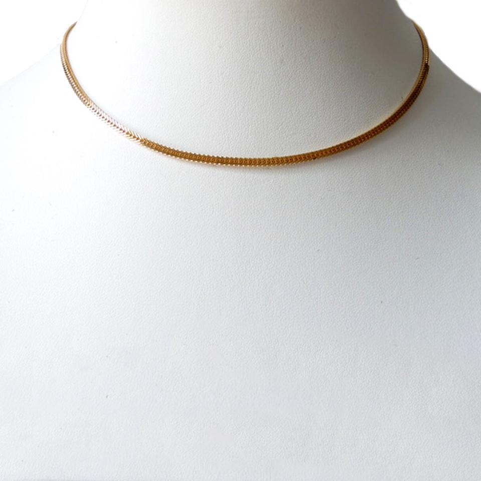 2.5 mm flat foxtail chain in 18K yellow gold on a prop neck