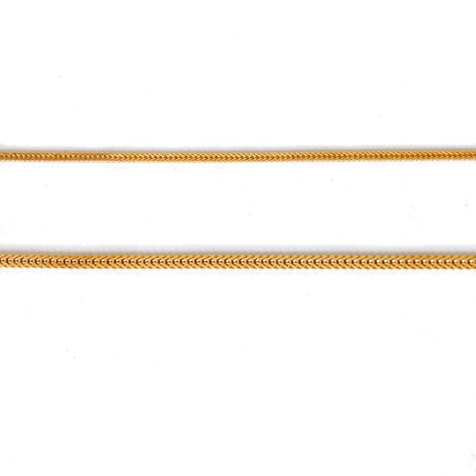 1.6 and 2.5 mm flat foxtail chains in 18K yellow gold laid straight