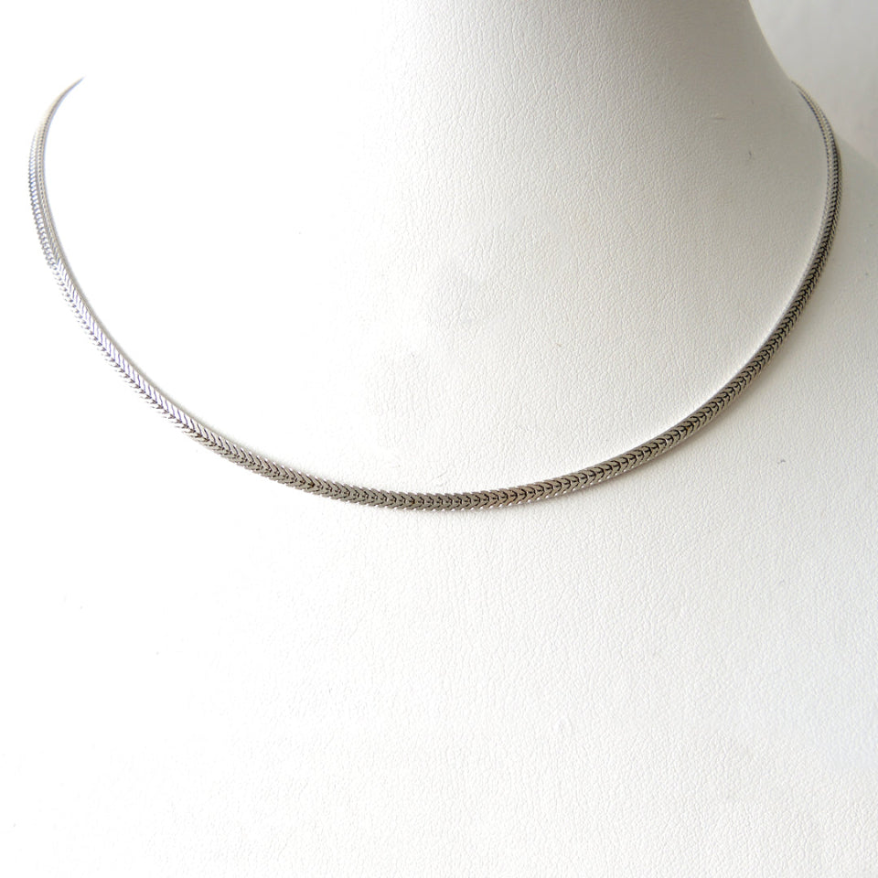 Flat foxtail chain in platinum, 2.5 mm wide x 18.15 " long