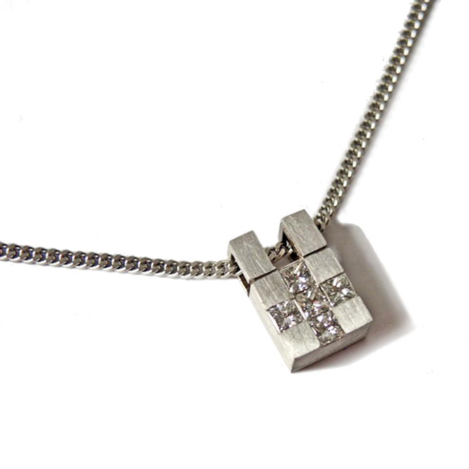 Square pendant in 18k white gold with 5 princess cut diamonds in a cross shape