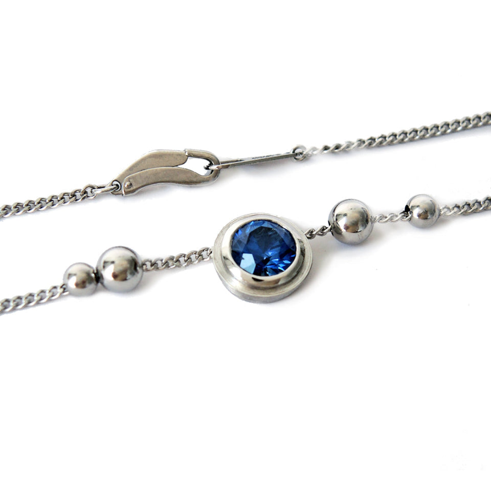 6 mm blue sapphire pendant in double platinum bezels showing the clasp