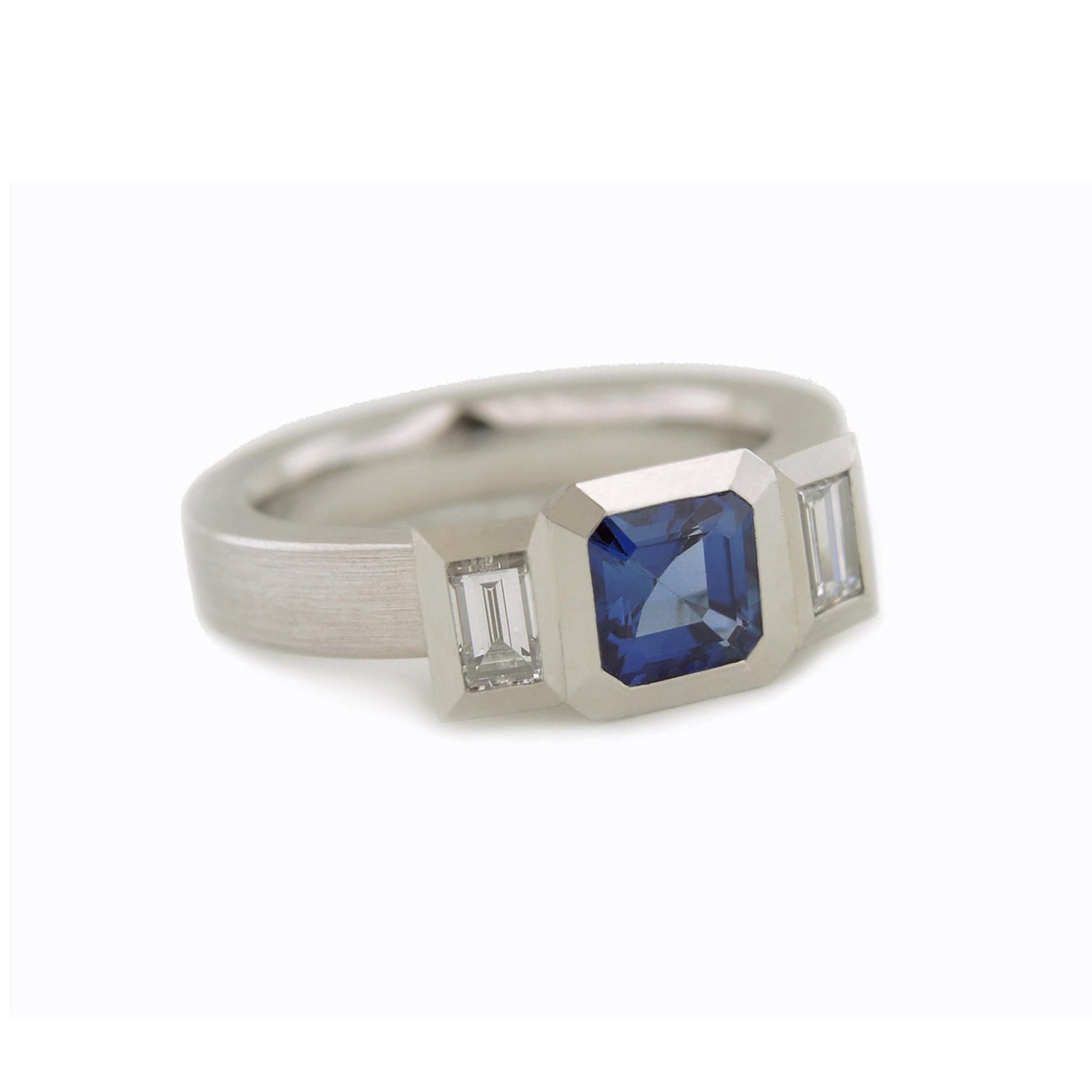 Series 20 - Oblique Fine | 3 Stone Ring, Plat. + 6 mm Sapphire, Diamond (SIZE 6.5)