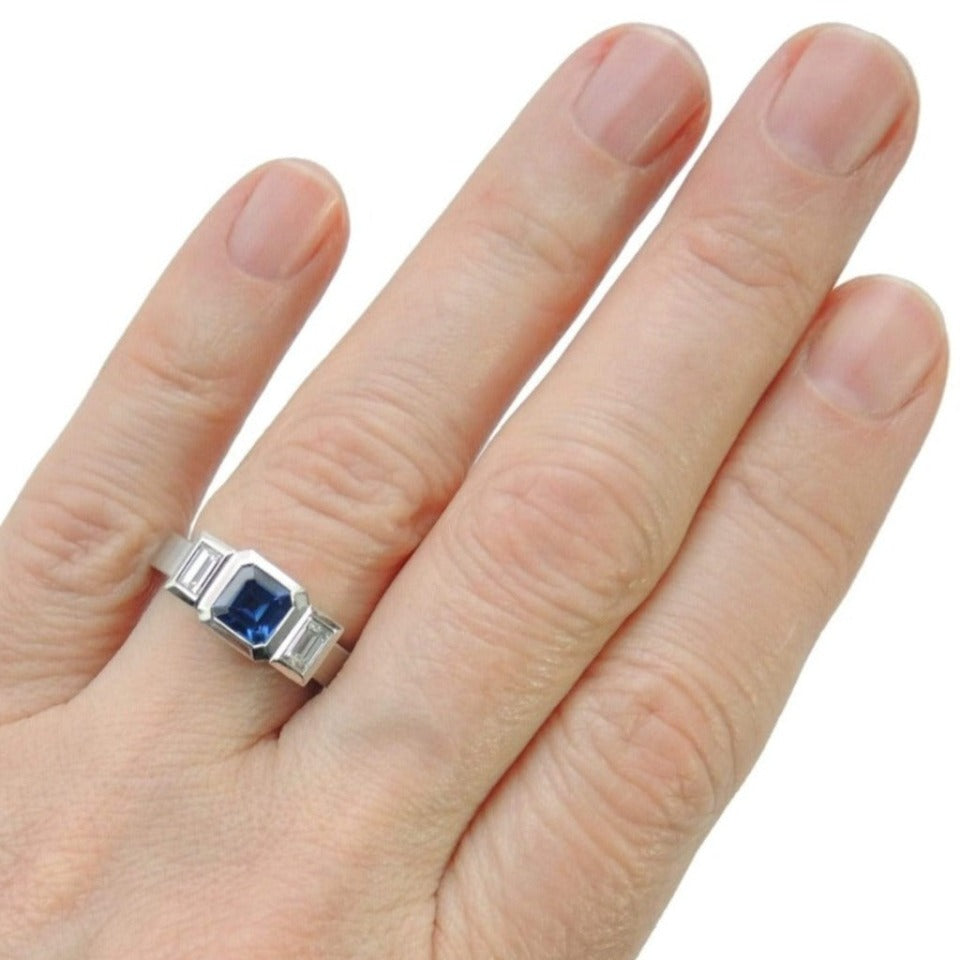 Series 20 - Oblique Fine | 3 Stone Ring, Plat. + 6 mm Sapphire, Diamond (SIZE 6.5)